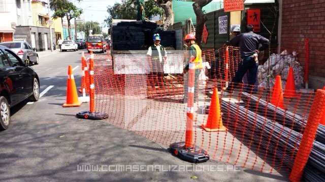 Señalización en obra: construcción de edificio y desvío de tránsito