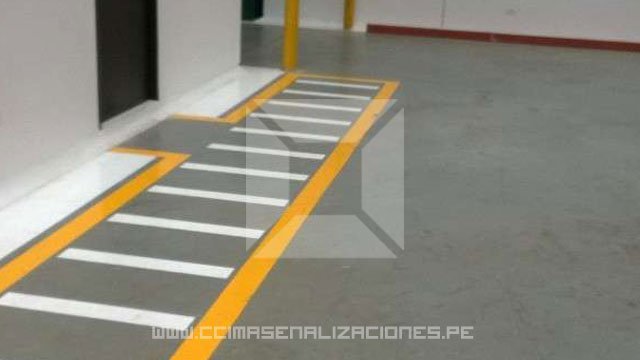 paso peatonal en almacen